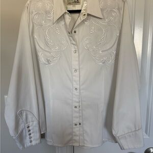Roper white Embroidered Western Shirt. Pearl snap buttons. Little dust on collar